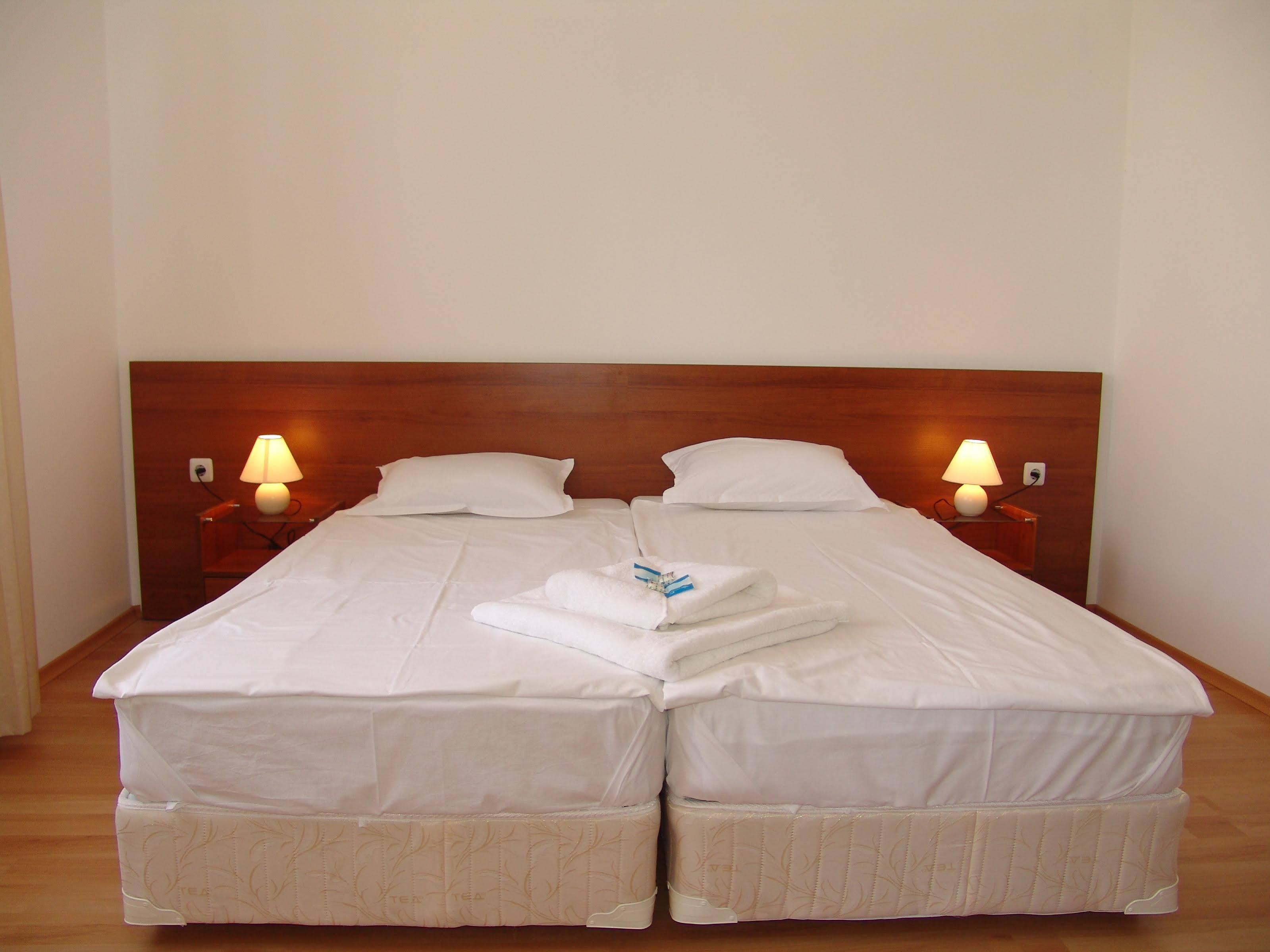 Kasandra Aparthotel Pantai Sunny Bagian luar foto