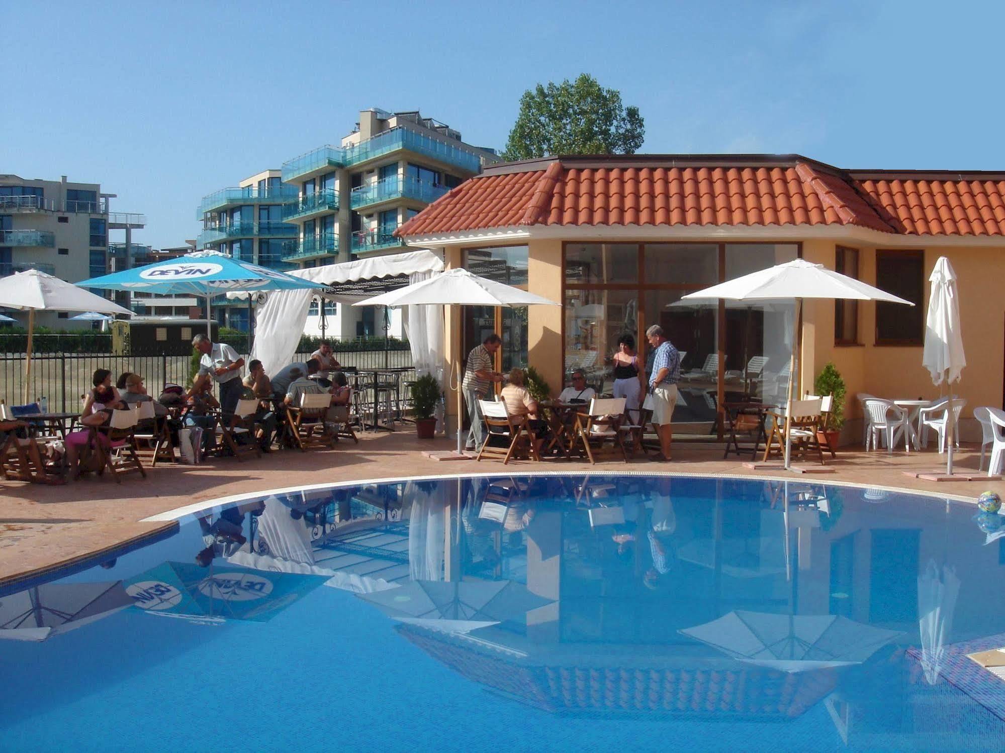 Kasandra Aparthotel Pantai Sunny Bagian luar foto