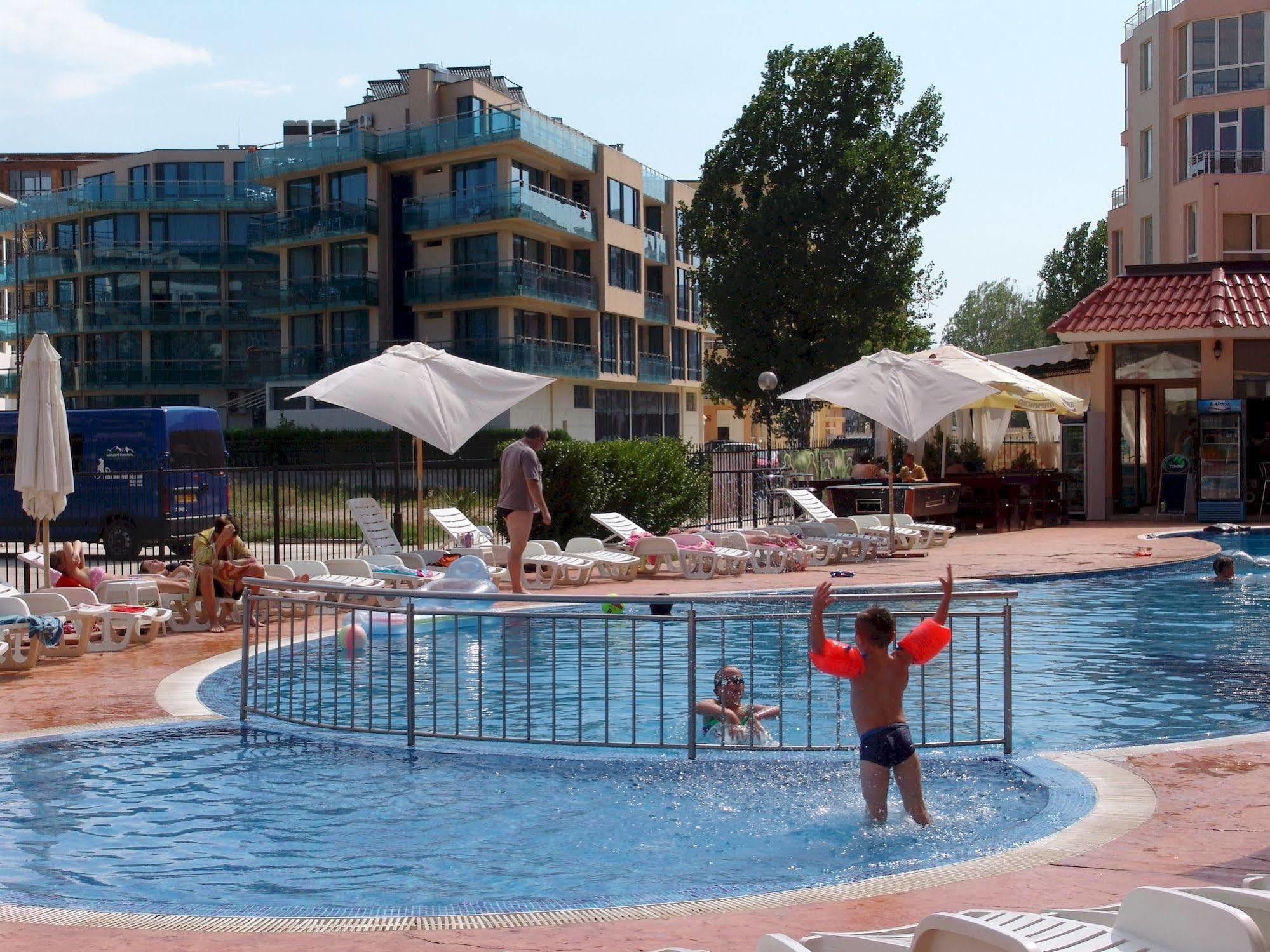 Kasandra Aparthotel Pantai Sunny Bagian luar foto