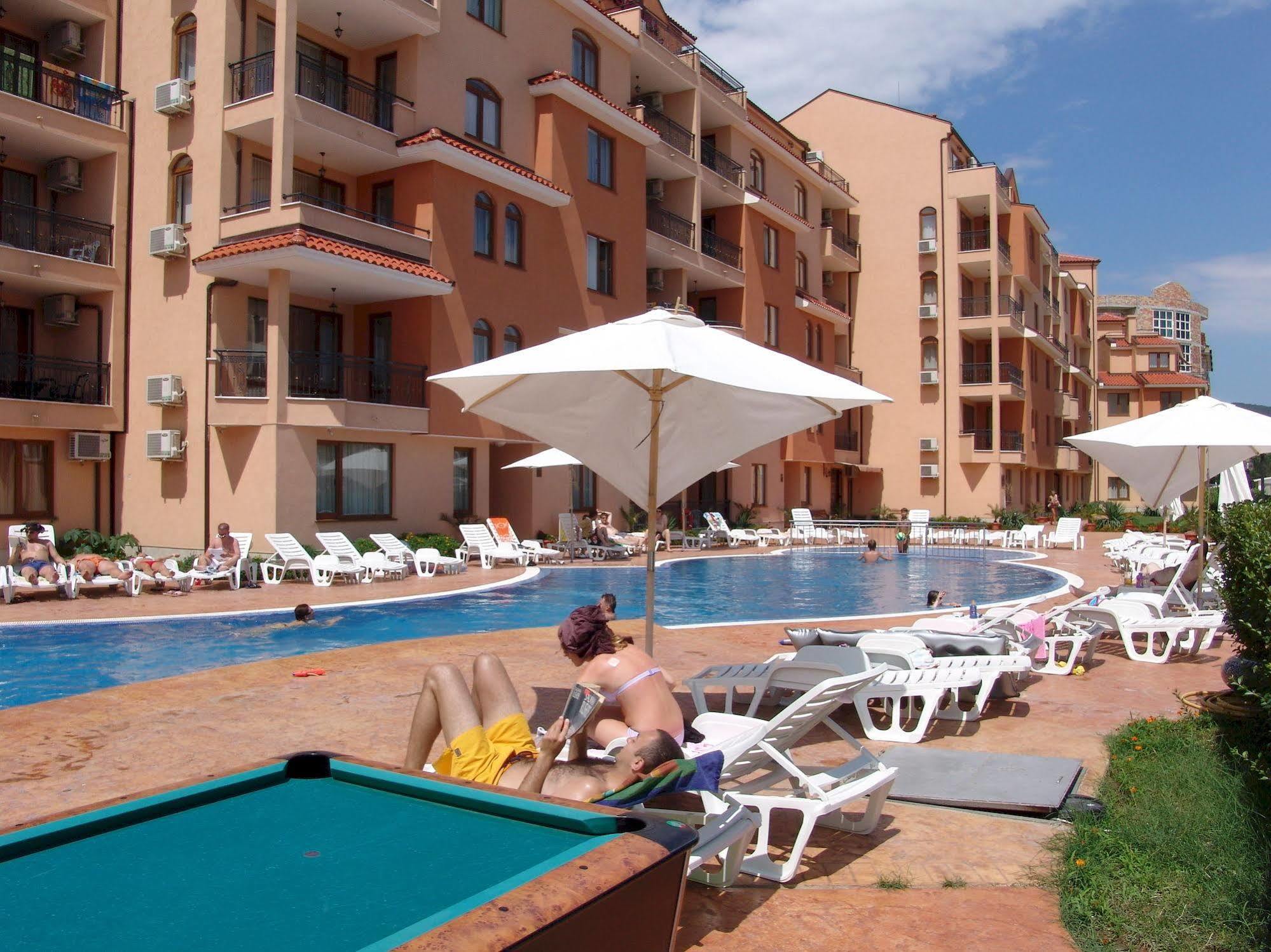 Kasandra Aparthotel Pantai Sunny Bagian luar foto